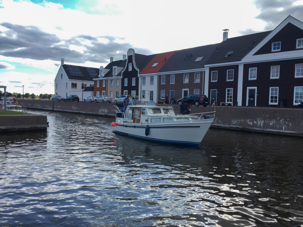 Motorboot in Havenkwartier Blauwestad - Copyright Thijs Huisman